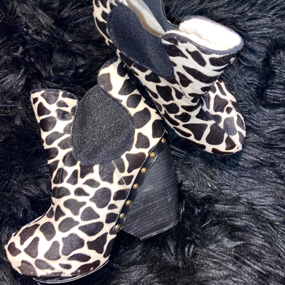 🔥SOLD🔥Rare- Irregular Choice Cow Kiss Print Ankle Boots - Picture 2 of 11